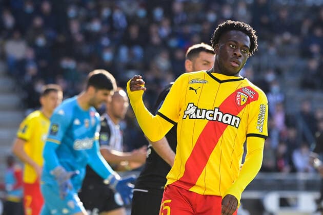 Attitude de Arnaud KALIMUENDO ( 15 - Lens ) - FOOTBALL : Angers vs Lens - Ligue 1 - 27 02 2022 FedericoPestellini Panoramic 