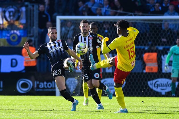 Arnaud KALIMUENDO ( 15 - Lens ) - Nabil BENTALEB ( 23 - Angers ) - FOOTBALL : Angers vs Lens - Ligue 1 - 27 02 2022 FedericoPestellini Panoramic 