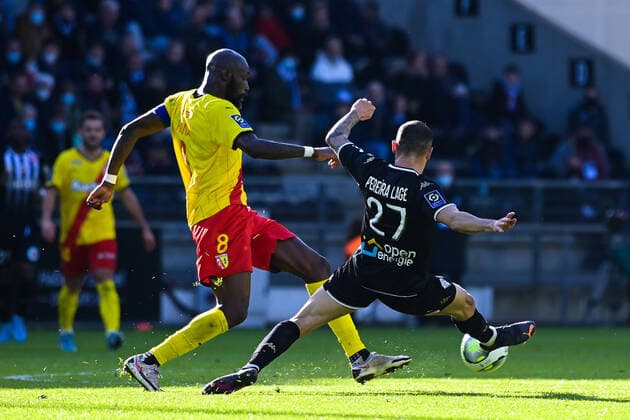 Seko FOFANA ( 8 - Lens ) - PEREIRA LAGE Mathias ( 27 - Angers ) - FOOTBALL : Angers vs Lens - Ligue 1 - 27 02 2022 FedericoPestellini Panoramic 