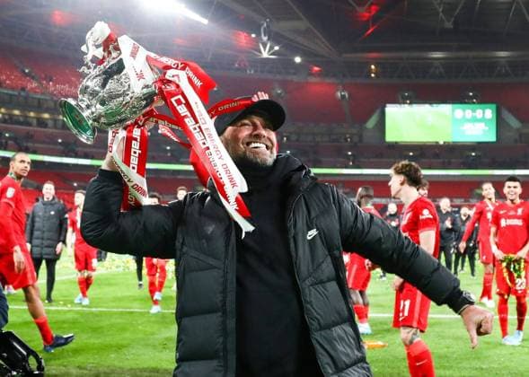 Bilder des Jahres 2022, Sport 02 Februar Sport Themen der Woche KW08 Sport Bilder des Tages Mandatory Credit: Photo by James Marsh Shutterstock (12820907dl) Jürgen Klopp celebrates winning the Carabao League Cup with the trophy Chelsea v Liverpool, EFL Carabao Cup, Final, Football, Wembley Stadium, London, UK - 27 Feb 2022 EDITORIAL USE ONLY No use with unauthorised audio, video, data, fixture lists, club league logos or live services. Online in-match use limited to 120 images, no video emulation. No use in betting, games or single club league player publications. Chelsea v Liverpool, EFL Carabao Cup, Final, Football, Wembley Stadium, London, UK - 27 Feb 2022 EDITORIAL USE ONLY No use with unauthorised audio, video, data, fixture lists, club league logos or live services. Online in-match use limited to 120 images, no video emulation. No use in betting, games or single club league player publications.  Copyright: xJamesxMarsh Shutterstockx 12820907dl