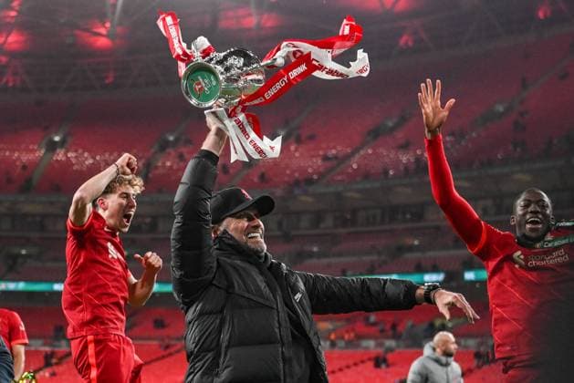 Carabao Cup Final Chelsea v Liverpool Jürgen Klopp manager of Liverpool lifts the cup and celebrates with the fans London Wembley Stadium Greater London United Kingdom Copyright: xCraigxThomas NewsxImagesx