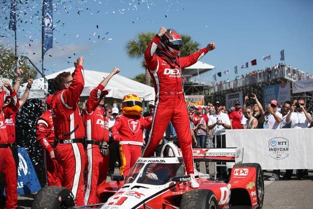 Bilder des Jahres 2022, Sport 02 Februar Sport Themen der Woche KW08 Sport Bilder des Tages February 27, 2022, St. Petersburg, Florida, USA: Scott McLaughlin celebrates with his team in Victory Circle after winning his first ever IndyCar, Indy Car, IRL, USA race at the Firestone Grand Prix of St. Petersburg on Sunday, Feb. 27, 2022 in St. Petersburg St. Petersburg USA - ZUMAs70_ 0152386223st Copyright: xLuisxSantanax