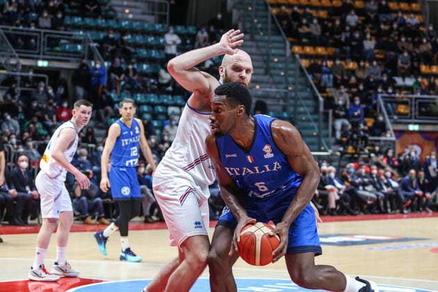 Paul Biligha (ITALY) and Sigurdur Gunnar Thorsteinsson (ICELAND) in action during FIBA World Cup Qualifiers - Italy vs Iceland, Iternational Basketball Teams in Bologna, Italy, February 27 2022  Copyright: xDavidexDixLallax xipa-agency.netx xx 0