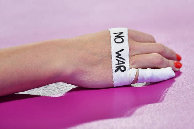 Bilder des Jahres 2022, Sport 02 Februar Sport Themen der Woche KW08 February 27, 2022, Scandicci (FI, Italy: Scandicci (FI), Italy, PalaRialdoli, February 27, 2022, Details of the hand of Indre Sorokaite (Savino Del Bene Scandicci) with the inscription No war during Savino Del Bene Scandicci vs Bartoccini Fortinfissi Perugia - Volleyball Italian Serie A1 Women match. Volleyball Italian Serie A1 Women match - Savino Del Bene Scandicci vs Bartoccini Fortinfissi Perugia, Scandicci (FI), Italy  - ZUMAl164 20220227_zsa_l164_592 Copyright: xLisaxGuglielmix