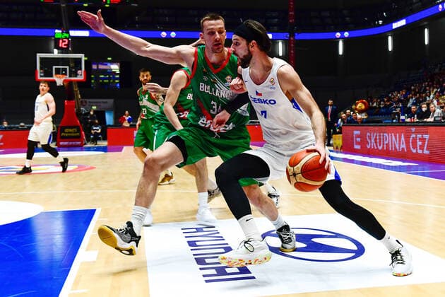 Dimitar Dimitrov of Bulgaria, left, and Vojtech Hruban of Czech Republic in action during the men’s basketball qualification match for the 2023 World Championship, WM, Weltmeisterschaft Czech Republic vs Bulgaria in Pardubice, Czech Republic, February 27, 2022. (CTKxPhoto DavidxTanecek) CTKPhotoP2022022708879  TAD 003
