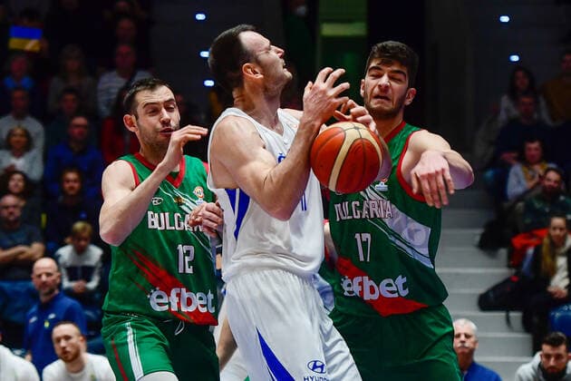 (L-R) Aleksandar Janev of Bulgaria, Petr Bohacik of Czech Republic and Emil Stoilov of Bulgaria in action during the men’s basketball qualification match for the 2023 World Championship, WM, Weltmeisterschaft Czech Republic vs Bulgaria in Pardubice, Czech Republic, February 27, 2022. (CTKxPhoto DavidxTanecek) CTKPhotoP2022022708923  TAD 005
