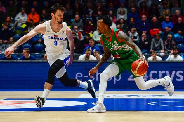 Viktor Pulpan of Czech Republic, left, and Dee Bost of Bulgaria in action during the men’s basketball qualification match for the 2023 World Championship, WM, Weltmeisterschaft Czech Republic vs Bulgaria in Pardubice, Czech Republic, February 27, 2022. (CTKxPhoto DavidxTanecek) CTKPhotoP2022022708931  TAD 007