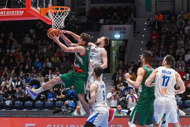 (L-R) Konstantin Kostadinov of Bulgaria, Martin Kriz and Viktor Pulpan of Czech Republic, Emil Stoilov of Bulgaria and Petr Bohacik of Czech Republic in action during the men’s basketball qualification match for the 2023 World Championship, WM, Weltmeisterschaft Czech Republic vs Bulgaria in Pardubice, Czech Republic, February 27, 2022. (CTKxPhoto DavidxTanecek) CTKPhotoP2022022709687  TAD 012