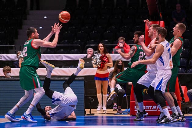 (L-R) Aleksandar Janev of Bulgaria, Vojtech Hruban of Czech Republic, Stanimir Marinov of Bulgaria, Martin Peterka and Tomas Kyzlink of Czech Republic and Dimitar Dimitrov of Bulgaria in action during the men’s basketball qualification match for the 2023 World Championship, WM, Weltmeisterschaft Czech Republic vs Bulgaria in Pardubice, Czech Republic, February 27, 2022. (CTKxPhoto DavidxTanecek) CTKPhotoP2022022709700  TAD 013
