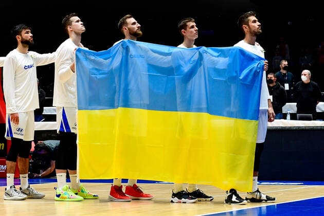 Czech players with Ukraine flag before the men’s basketball qualification match for the 2023 World Championship, WM, Weltmeisterschaft Czech Republic vs Bulgaria in Pardubice, Czech Republic, February 27, 2022. (CTKxPhoto DavidxTanecek) CTKPhotoP2022022709819  TAD 023