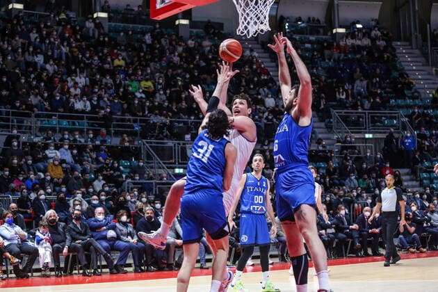 Pavel Ermolinskij (ICELAND) and Michele Vitali (ITALY) in action during FIBA World Cup Qualifiers - Italy vs Iceland, Iternational Basketball Teams in Bologna, Italy, February 27 2022  Copyright: xDavidexDixLallax xipa-agency.netx xx 0