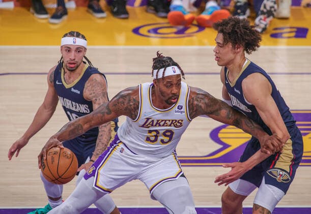 Dwight Howard 39 of the LA Lakers drives to the lane as he is guarded by Jose Alvarado 15 and Jaxson Hayes 10 of the New Orleans Pelicans, during an NBA, Basketball Herren, USA game between Los Angeles Lakers and New Orleans Pelicans, at Crypto.com Arena in Los Angeles, United States, 27 February 2022. Los Angeles Lakers vs New Orleans Pelicans !ACHTUNG: NUR REDAKTIONELLE NUTZUNG!  Copyright: xPHILLIPxKIMx AME9168 20220228-8082d9234b457260c3e24a34a327975132ef0f03