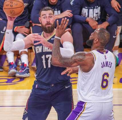 Jonas Valanciunas 17 of the New Orleans Pelicans is guarded by LeBron James 6 of the LA Lakers, during an NBA, Basketball Herren, USA game between Los Angeles Lakers and New Orleans Pelicans, at Crypto.com Arena in Los Angeles, United States, 27 February 2022. Los Angeles Lakers vs New Orleans Pelicans !ACHTUNG: NUR REDAKTIONELLE NUTZUNG!  Copyright: xPHILLIPxKIMx AME9211 20220228-5837e73eabc1c3e8ead4b4bb0265873aa6f2d209