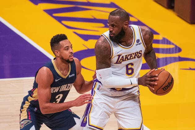February 27, 2022, Los Angeles, California, USA: LeBron James 6 of the Los Angeles Lakers is looking to pass the ball as CJ McCollum 3 of the New Orleans Pelicans plays defense during their NBA, Basketball Herren, USA game on Sunday February 27, 2022 at the Crypto.com Arena in Los Angeles, California. Lakers lose to Pelicans, 95-123. ARIANA RUIZ PI Los Angeles USA - ZUMAp124 20220227_zaa_p124_103 Copyright: xArianaxRuizx