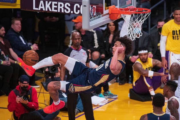 February 27, 2022, Los Angeles, California, USA: Jaxson Hayes 10 of the New Orleans Pelicans dunks the ball during their NBA, Basketball Herren, USA game against the Los Angeles Lakers on Sunday February 27, 2022 at the Crypto.com Arena in Los Angeles, California. Lakers lose to Pelicans, 95-123. ARIANA RUIZ PI Los Angeles USA - ZUMAp124 20220227_zaa_p124_110 Copyright: xArianaxRuizx