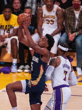 February 27, 2022, Los Angeles, California, USA: Herbert Jones 5 of the New Orleans Pelicans does a layup as Camelo Anthony 7 of the Los Angeles Lakers attempts to block during their NBA, Basketball Herren, USA game on Sunday February 27, 2022 at the Crypto.com Arena in Los Angeles, California. Lakers lose to Pelicans, 95-123. ARIANA RUIZ PI Los Angeles USA - ZUMAp124 20220227_zaa_p124_113 Copyright: xArianaxRuizx