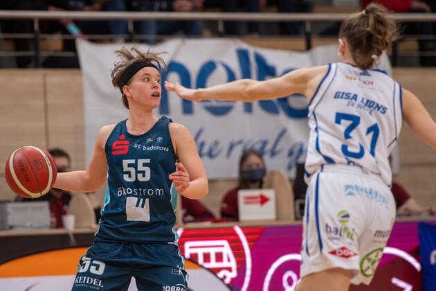 Halle, Deutschland 27. Februar 2022: 1.BBL - Damen - 2021 2022 - Gisa Lions SV Halle vs. Eisvoegel USC Freiburg v.li. Pauline Marie Mayer (Freiburg) und Charlotte Kreuter (Halle) SWH.arena Sachsen Anhalt Copyright: xFotostandx xxBallaschx
