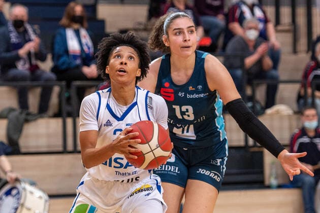 Halle, Deutschland 27. Februar 2022: 1.BBL - Damen - 2021 2022 - Gisa Lions SV Halle vs. Eisvoegel USC Freiburg v. li. im Zweikampf Deeshyra Thomas (Halle) und Maria Konstantinidou (Freiburg) SWH.arena Sachsen Anhalt Copyright: xFotostandx xxBallaschx