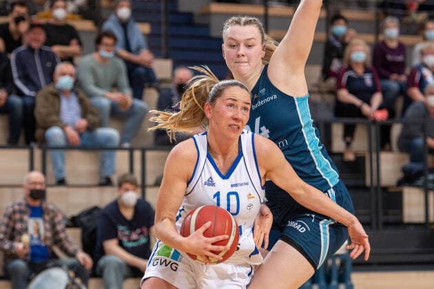 Halle, Deutschland 27. Februar 2022: 1.BBL - Damen - 2021 2022 - Gisa Lions SV Halle vs. Eisvoegel USC Freiburg v. li. im Zweikampf Barbora Kasparkova (Halle) und Lina Sontag (Freiburg) SWH.arena Sachsen Anhalt Copyright: xFotostandx xxBallaschx