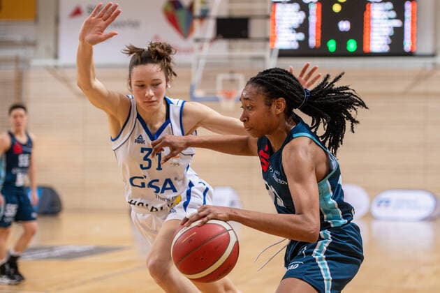 Halle, Deutschland 27. Februar 2022: 1.BBL - Damen - 2021 2022 - Gisa Lions SV Halle vs. Eisvoegel USC Freiburg v. li. im Zweikampf Charlotte Kreuter (Halle) und Christa Reed (Freiburg) SWH.arena Sachsen Anhalt Copyright: xFotostandx xxBallaschx