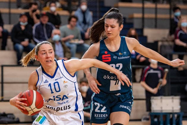 Halle, Deutschland 27. Februar 2022: 1.BBL - Damen - 2021 2022 - Gisa Lions SV Halle vs. Eisvoegel USC Freiburg v. li. im Zweikampf Barbora Kasparkova (Halle) und Andjelina Radic (Freiburg) SWH.arena Sachsen Anhalt Copyright: xFotostandx xxBallaschx