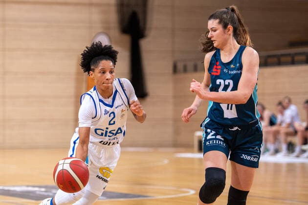 Halle, Deutschland 27. Februar 2022: 1.BBL - Damen - 2021 2022 - Gisa Lions SV Halle vs. Eisvoegel USC Freiburg v. li. im Zweikampf Deeshyra Thomas (Halle) und Andjelina Radic (Freiburg) SWH.arena Sachsen Anhalt Copyright: xFotostandx xxBallaschx