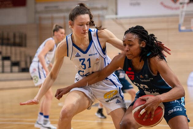 Halle, Deutschland 27. Februar 2022: 1.BBL - Damen - 2021 2022 - Gisa Lions SV Halle vs. Eisvoegel USC Freiburg v. li. im Zweikampf Charlotte Kreuter (Halle) und Christa Reed (Freiburg) SWH.arena Sachsen Anhalt Copyright: xFotostandx xxBallaschx