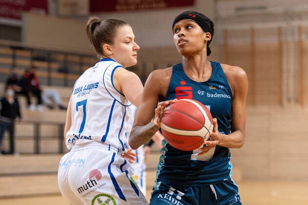 Halle, Deutschland 27. Februar 2022: 1.BBL - Damen - 2021 2022 - Gisa Lions SV Halle vs. Eisvoegel USC Freiburg v. li. im Zweikampf Laura Schinkel (Halle) und Hannah Little (Freiburg) SWH.arena Sachsen Anhalt Copyright: xFotostandx xxBallaschx