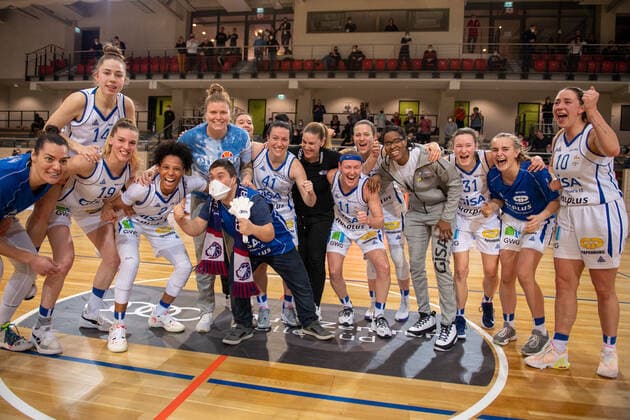 Sport Bilder des Tages Halle, Deutschland 27. Februar 2022: 1.BBL - Damen - 2021 2022 - Gisa Lions SV Halle vs. Eisvoegel USC Freiburg Die Mannschaft von Halle feiert mit ihren Fans den Sieg über Freiburg SWH.arena Sachsen Anhalt Copyright: xFotostandx xxBallaschx
