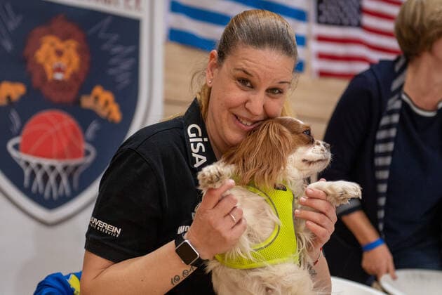 Halle, Deutschland 27. Februar 2022: 1.BBL - Damen - 2021 2022 - Gisa Lions SV Halle vs. Eisvoegel USC Freiburg Head Coach Katerina Hatzidaki (Halle) mit Hund SWH.arena Sachsen Anhalt Copyright: xFotostandx xxBallaschx