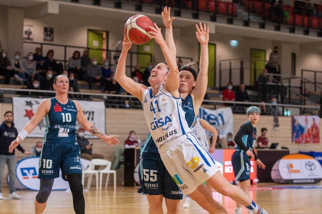 Halle, Deutschland 27. Februar 2022: 1.BBL - Damen - 2021 2022 - Gisa Lions SV Halle vs. Eisvoegel USC Freiburg v. li. im Zweikampf Eilidh Simpson (Halle) und Pauline Marie Mayer (Freiburg) SWH.arena Sachsen Anhalt Copyright: xFotostandx xxBallaschx