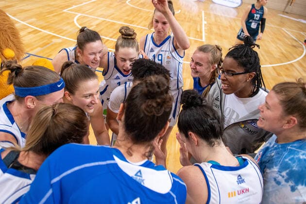 Halle, Deutschland 27. Februar 2022: 1.BBL - Damen - 2021 2022 - Gisa Lions SV Halle vs. Eisvoegel USC Freiburg Die Spielerinnen von Halle jubeln über den Sieg. SWH.arena Sachsen Anhalt Copyright: xFotostandx xxBallaschx