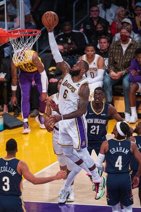 February 27, 2022, Los Angeles, California, USA: LeBron James 6 of the Los Angeles Lakers scores during their NBA, Basketball Herren, USA game against the New Orleans Pelicans on Sunday February 27, 2022 at the Crypto.com Arena in Los Angeles, California. Lakers lose to Pelicans, 95-123. ARIANA RUIZ PI Los Angeles USA - ZUMAp124 20220227_zaa_p124_140 Copyright: xArianaxRuizx