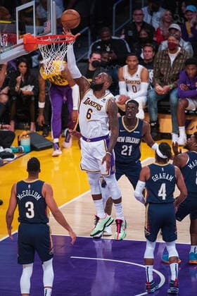 February 27, 2022, Los Angeles, California, USA: LeBron James 6 of the Los Angeles Lakers scores during their NBA, Basketball Herren, USA game against the New Orleans Pelicans on Sunday February 27, 2022 at the Crypto.com Arena in Los Angeles, California. Lakers lose to Pelicans, 95-123. ARIANA RUIZ PI Los Angeles USA - ZUMAp124 20220227_zaa_p124_147 Copyright: xArianaxRuizx