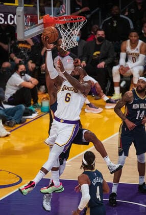February 27, 2022, Los Angeles, California, USA: LeBron James 6 of the Los Angeles Lakers misses the basket during their NBA, Basketball Herren, USA game against the New Orleans Pelicans on Sunday February 27, 2022 at the Crypto.com Arena in Los Angeles, California. Lakers lose to Pelicans, 95-123. ARIANA RUIZ PI Los Angeles USA - ZUMAp124 20220227_zaa_p124_151 Copyright: xArianaxRuizx