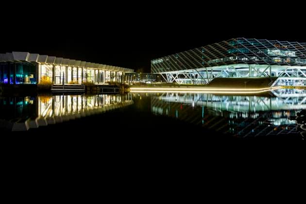 Bilderserie: Der adidas Campus in Herzogenaurach bei Nacht Die Gebäude Halftime (Links) und Arena spiegeln sich im künstlichen See Herzogenaurach Bayern Deutschland