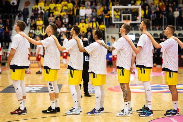 Sport Bilder des Tages 220228 Players of Sweden during the national anthem ahead of the FIBA World Cup Qualifier game between Sweden and Croatia on February 28, 2022 in Norrköping. Copyright: PETERxHOLGERSSON BB220228PH009