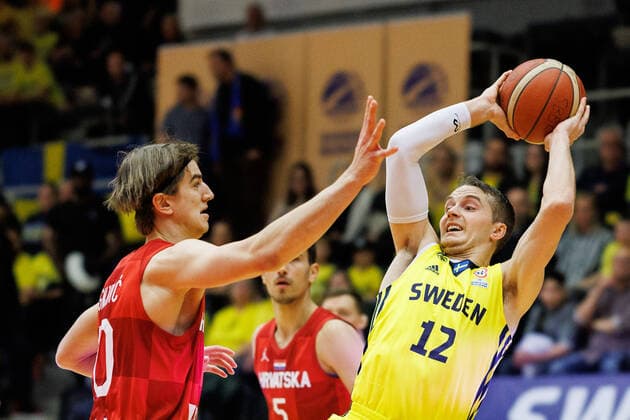 220228 Ludvig Hakansson of Sweden and Lovro Gnjidic of Croatia during the FIBA World Cup Qualifier game between Sweden and Croatia on February 28, 2022 in Norrköping. Copyright: PETERxHOLGERSSON BB220228PH010
