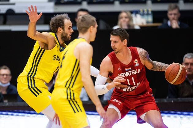 220228 Tomislav Zubic of Croatia and Denzel Andersson of Sweden during the FIBA World Cup Qualifier game between Sweden and Croatia on February 28, 2022 in Norrköping. Copyright: PETERxHOLGERSSON BB220228PH013