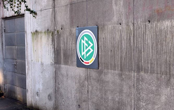 28.02.2022, xjhx, Fussball Verbaende, DFB Zentrale in Frankfurt am Main emspor, v.l. Die DFB Zentrale wurde Opfer einer Sachbeschädigung. Logos wurde mit Farbe besprüht. (DFL DFB REGULATIONS PROHIBIT ANY USE OF PHOTOGRAPHS as IMAGE SEQUENCES and or QUASI-VIDEO) Frankfurt am Main