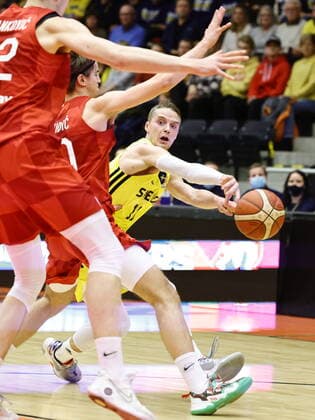 Sweden s Ludvig Hakanson during the FIBA Basketball World Cup 2023 European qualifier (group C) between Sweden and Croatia at Stadium Arena in Norrkoping, Sweden, on Feb. 28, 2022. NORRKOPING SWEDEN x60160x