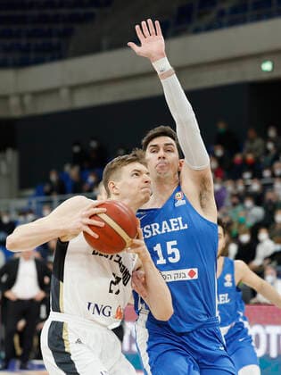 28.02.2022, Germany vs. Israel, FIBA Basketball World Cup Qualifiers, Group D, GER, Heidelberg, SNP dome, Picture: (from the left side), Justus Hollatz (Germany) und Jake Cohen (Israel) Copyright: HMBxMedia xHeikoxBecker