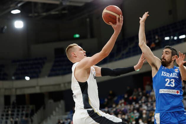 28.02.2022, Germany vs. Israel, FIBA Basketball World Cup Qualifiers, Group D, GER, Heidelberg, SNP dome, Picture: (from the left side), Robin Benzing (Germany) und Bar Timor (Israel) Copyright: HMBxMedia xHeikoxBecker