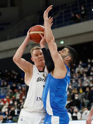 28.02.2022, Germany vs. Israel, FIBA Basketball World Cup Qualifiers, Group D, GER, Heidelberg, SNP dome, Picture: (from the left side), Robin Benzing (Germany) and Tomer Ginat (Israel) Copyright: HMBxMedia xHeikoxBecker