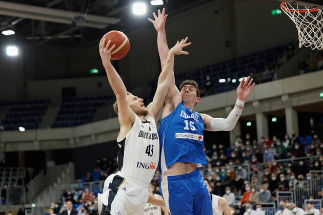 28.02.2022, Germany vs. Israel, FIBA Basketball World Cup Qualifiers, Group D, GER, Heidelberg, SNP dome, Picture: (from the left side), Christian Sengfelder (Germany) and Jake Cohen (Israel) Copyright: HMBxMedia xHeikoxBecker