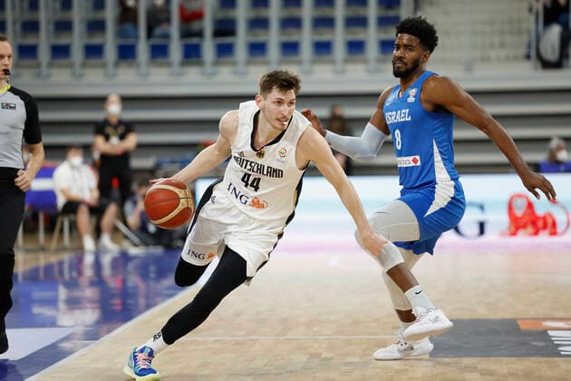 28.02.2022, Germany vs. Israel, FIBA Basketball World Cup Qualifiers, Group D, GER, Heidelberg, SNP dome, Picture: (from the left side), David Kraemer (Germany) and Shawn Dawson (Israel) Copyright: HMBxMedia xHeikoxBecker