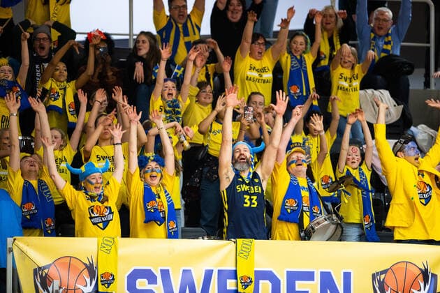 220228 Fans of Sweden celebrates during the FIBA World Cup Qualifier game between Sweden and Croatia on February 28, 2022 in Norrköping. Copyright: PETERxHOLGERSSON BB220228PH036