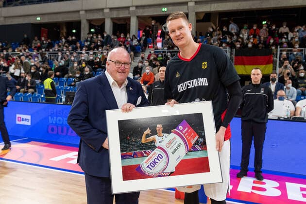 Sport Bilder des Tages Basketball Heidelberg 28.02.2022 WM Qualifikation FIBA Basketball World Cup European Qualifiers Deutschland (GER) - Israel (ISR) Ingo Weiß Robin Benzing (Deutschland, No.12) 150 Länderspiele