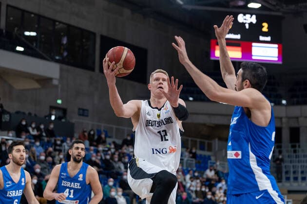 Basketball Heidelberg 28.02.2022 WM Qualifikation FIBA Basketball World Cup European Qualifiers Deutschland (GER) - Israel (ISR) Robin Benzing (Deutschland, No.12) Bar Timor (Israel, No.23)