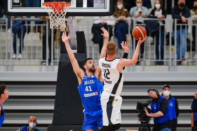Robin Benzing (Deutschland, 12) beim Wurf gegen Tomer Ginat (Israel, 41) GER, Deutschland vs. Israel, Basketball, World Cup Qualifers, 28.02.2022, GER, Deutschland vs. Israel, Basketball, World Cup Qualifiers, 28.02.2022 Heidelberg Copyright: xEibner-Pressefotox EP_EER